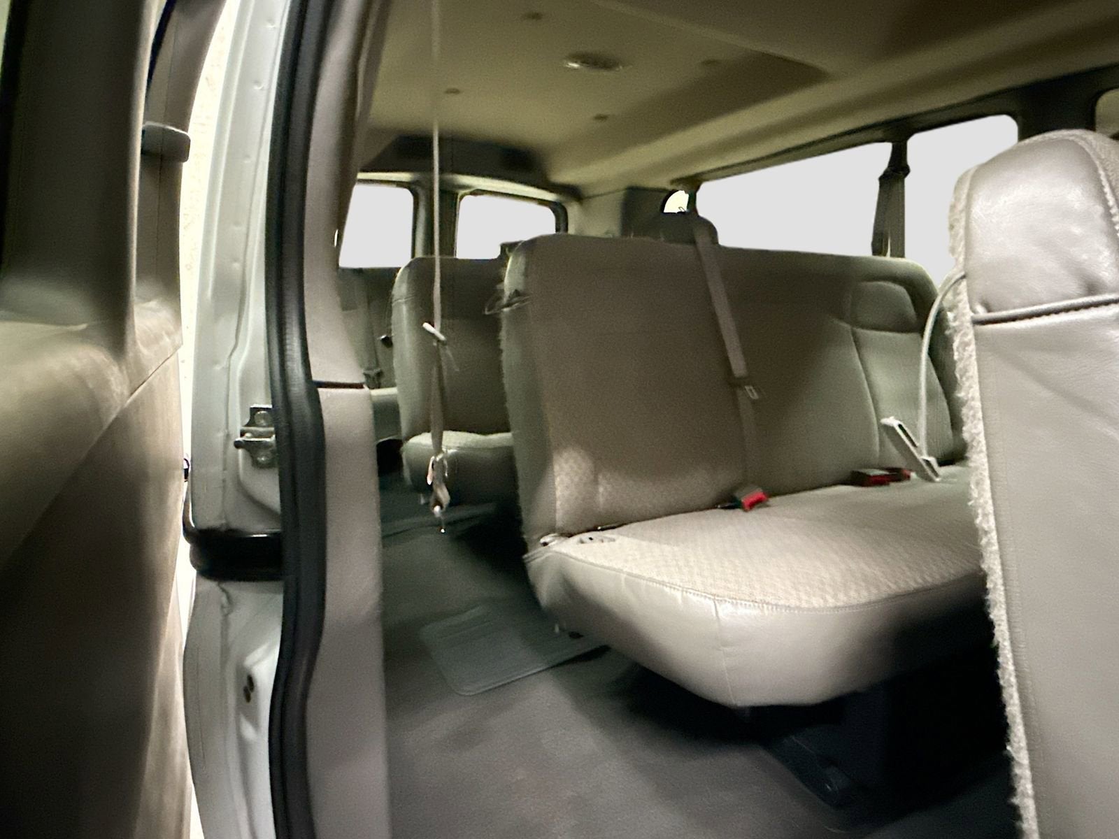 2024 Chevrolet Express Passenger 3500 1LT