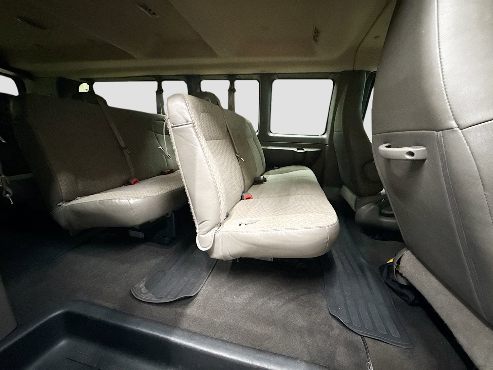 2024 Chevrolet Express Passenger 3500 1LT