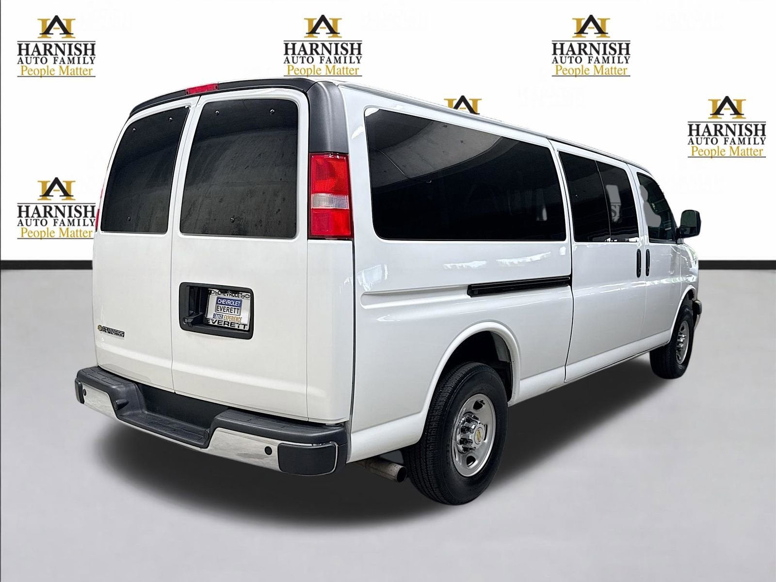 2024 Chevrolet Express Passenger 3500 1LT